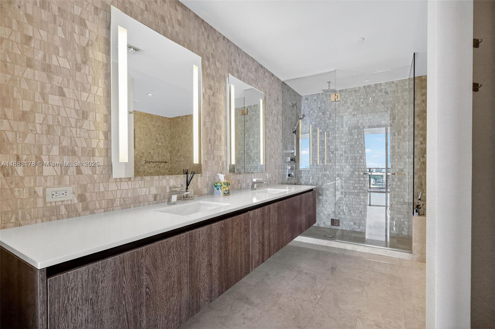 88 SW 7th St #2402, Miami FL 33130