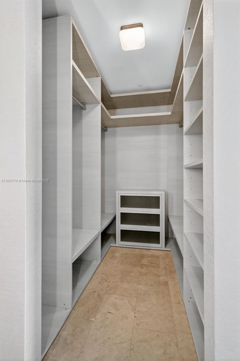88 SW 7th St #2402, Miami FL 33130