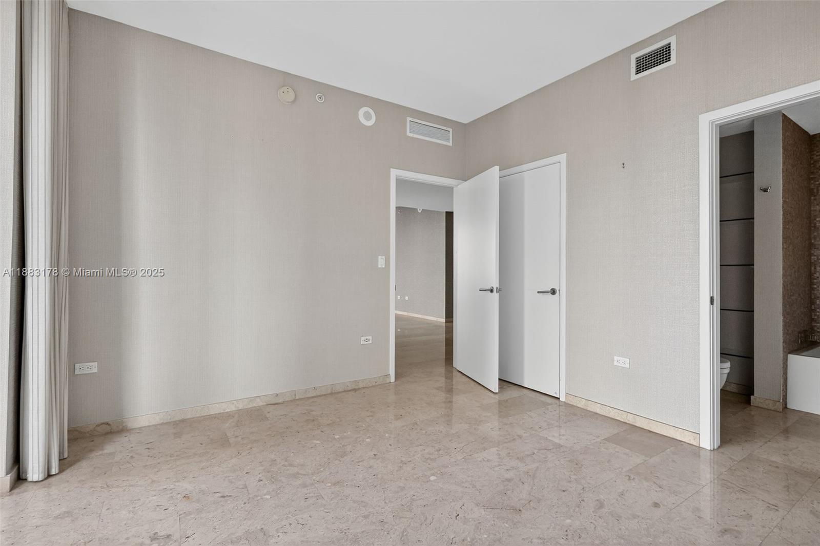 88 SW 7th St #2402, Miami FL 33130