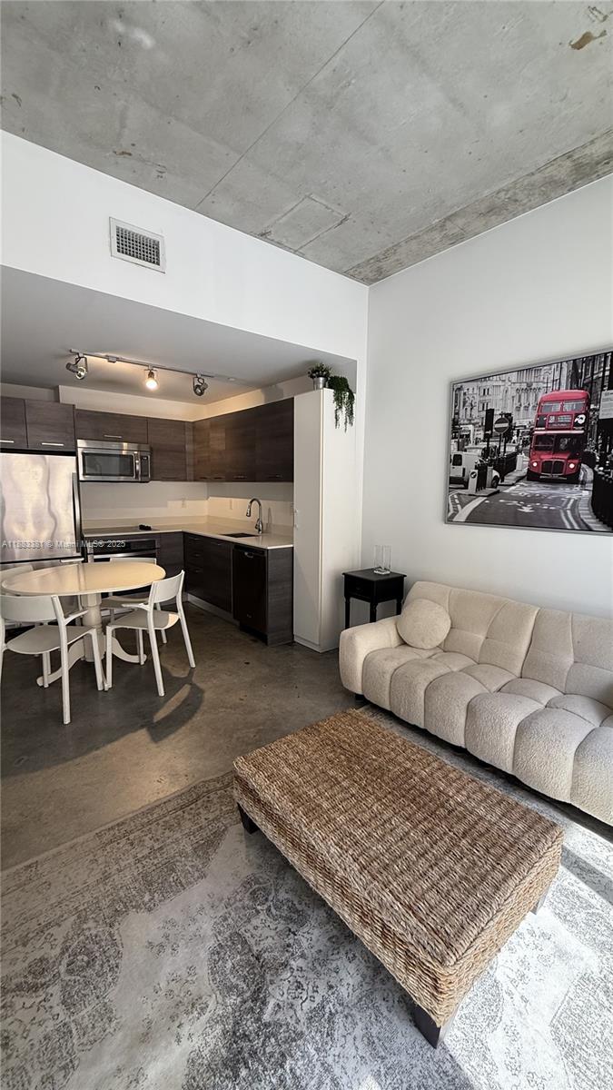 151 SE 1st St #703, Miami FL 33131