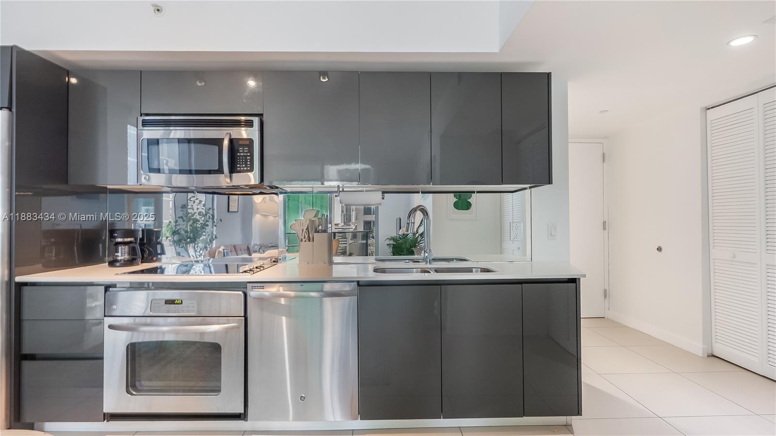 31 SE 6th St #1708, Miami FL 33131