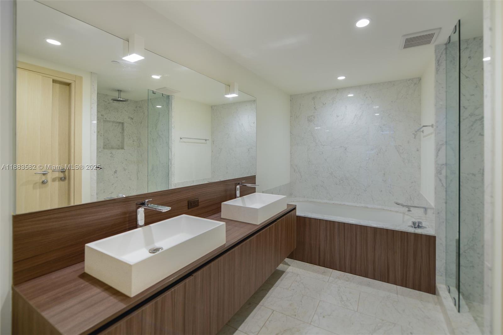 1000 Brickell Plz #3507, Miami FL 33131