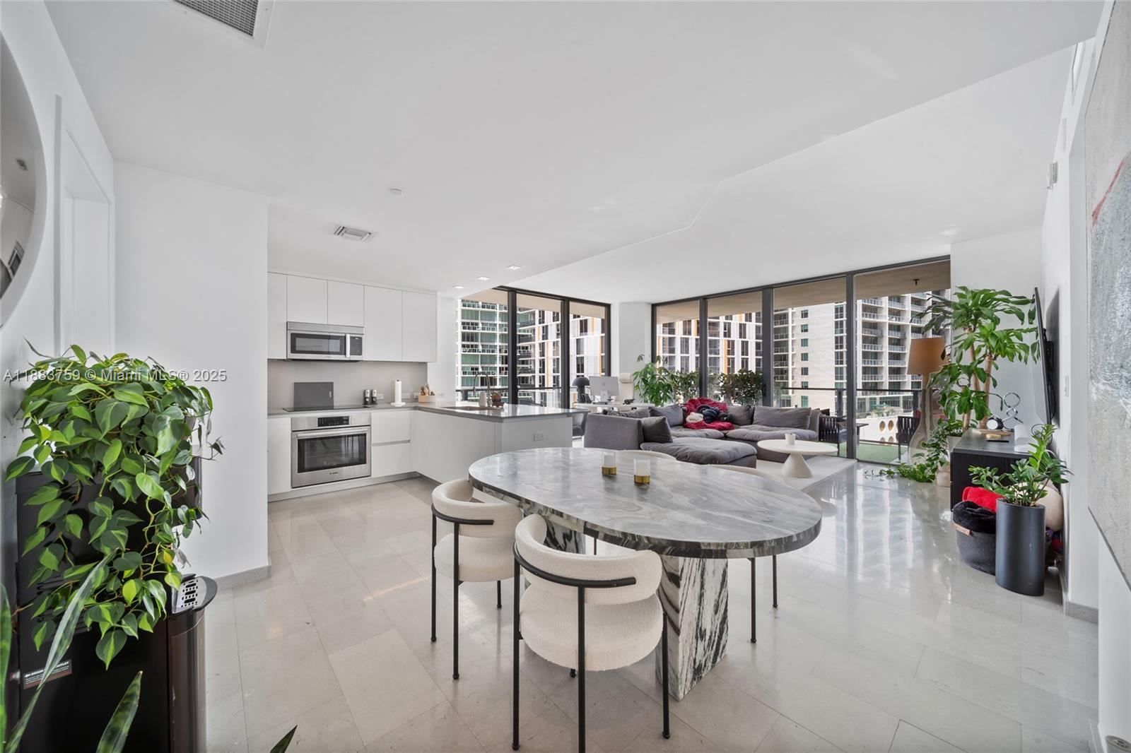 68 SE 6th St #811, Miami FL 33131