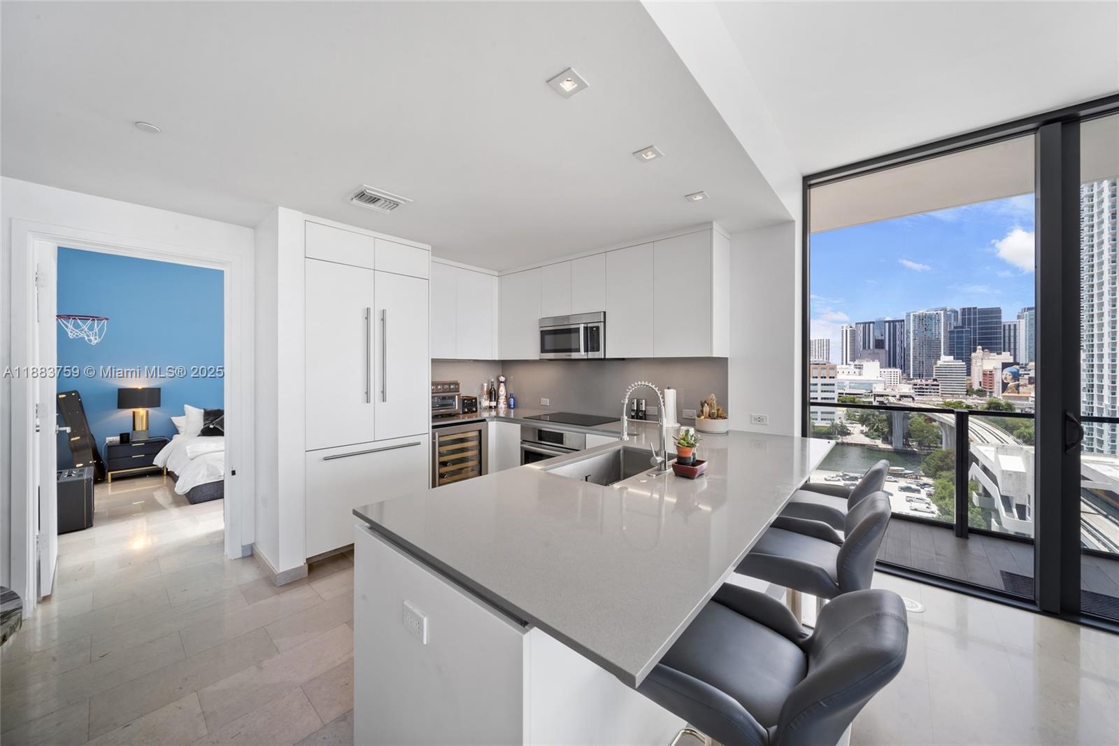 68 SE 6th St #811, Miami FL 33131