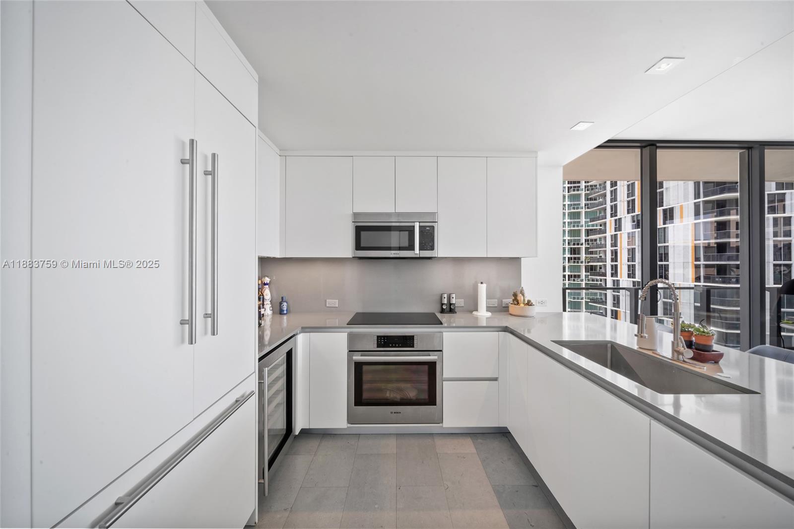 68 SE 6th St #811, Miami FL 33131