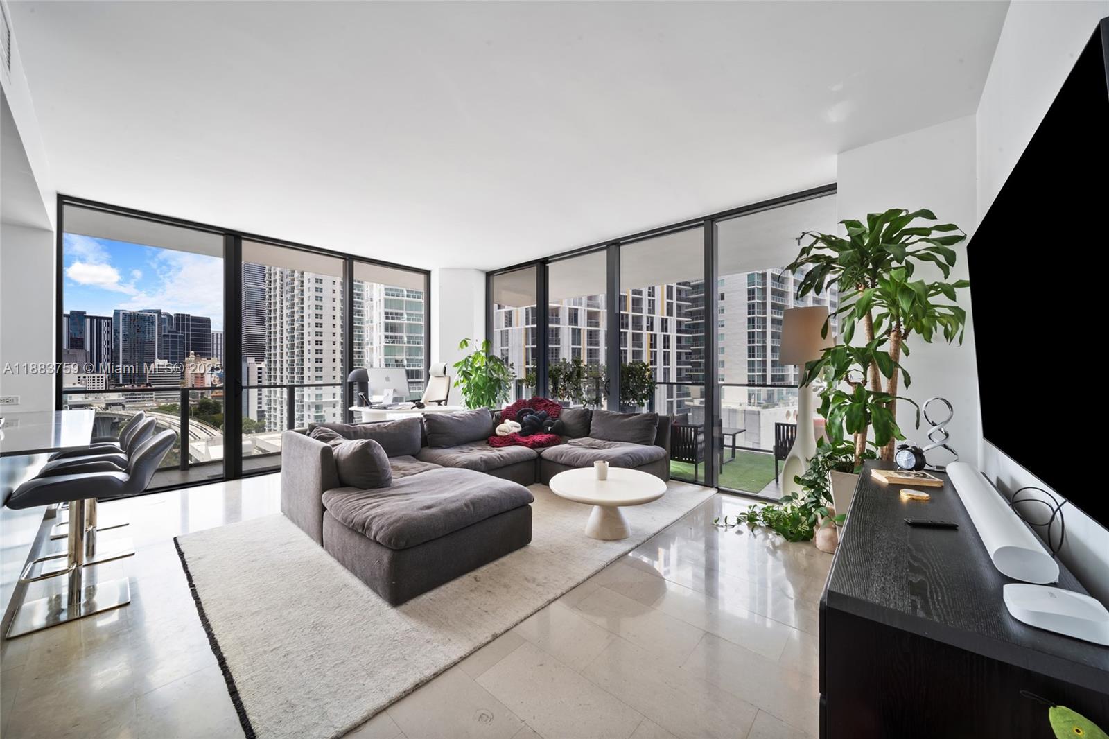 68 SE 6th St #811, Miami FL 33131