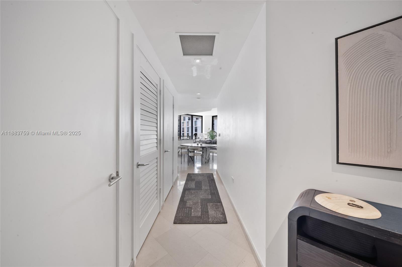 68 SE 6th St #811, Miami FL 33131
