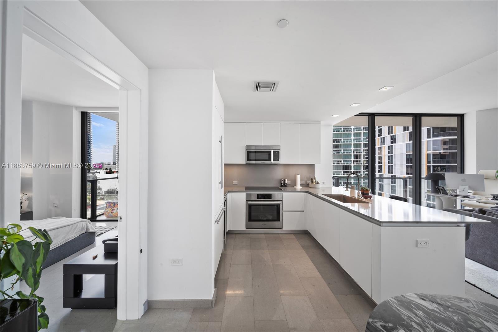 68 SE 6th St #811, Miami FL 33131