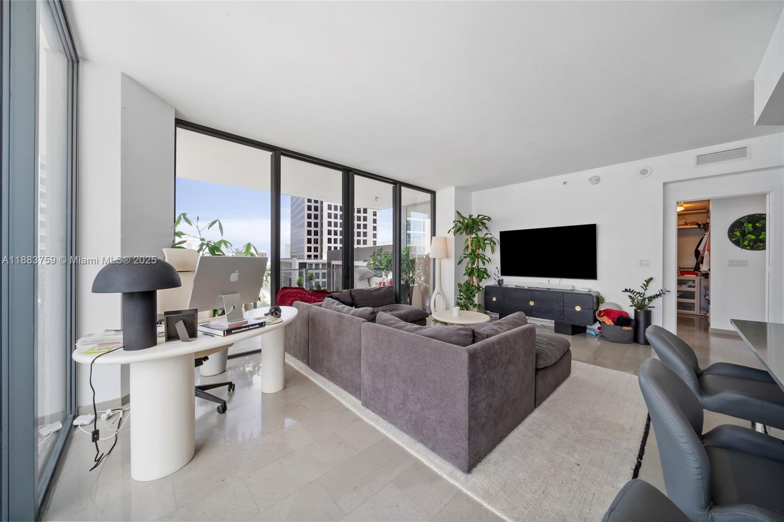 68 SE 6th St #811, Miami FL 33131