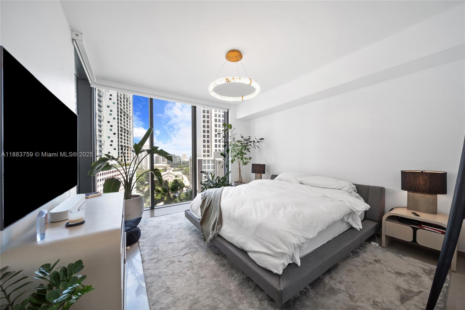 68 SE 6th St #811, Miami FL 33131