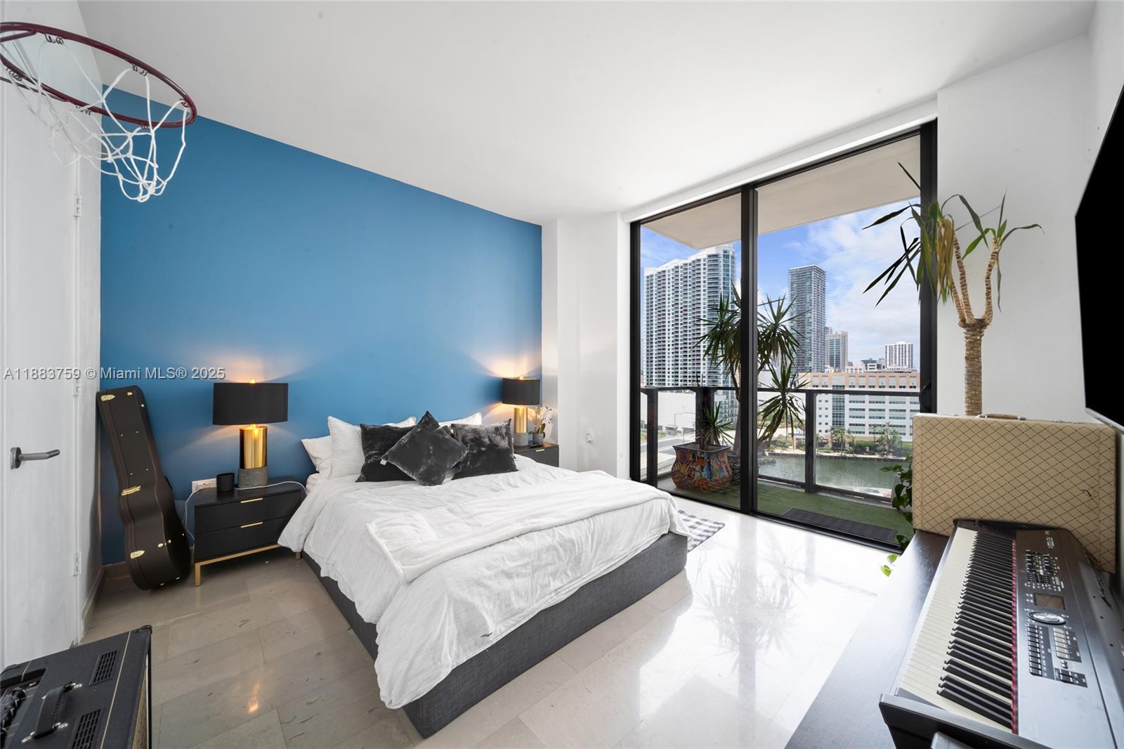 68 SE 6th St #811, Miami FL 33131