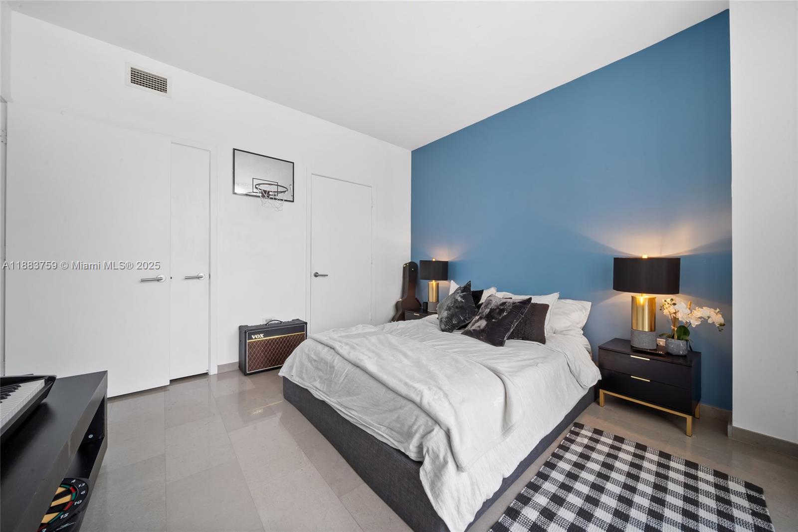 68 SE 6th St #811, Miami FL 33131