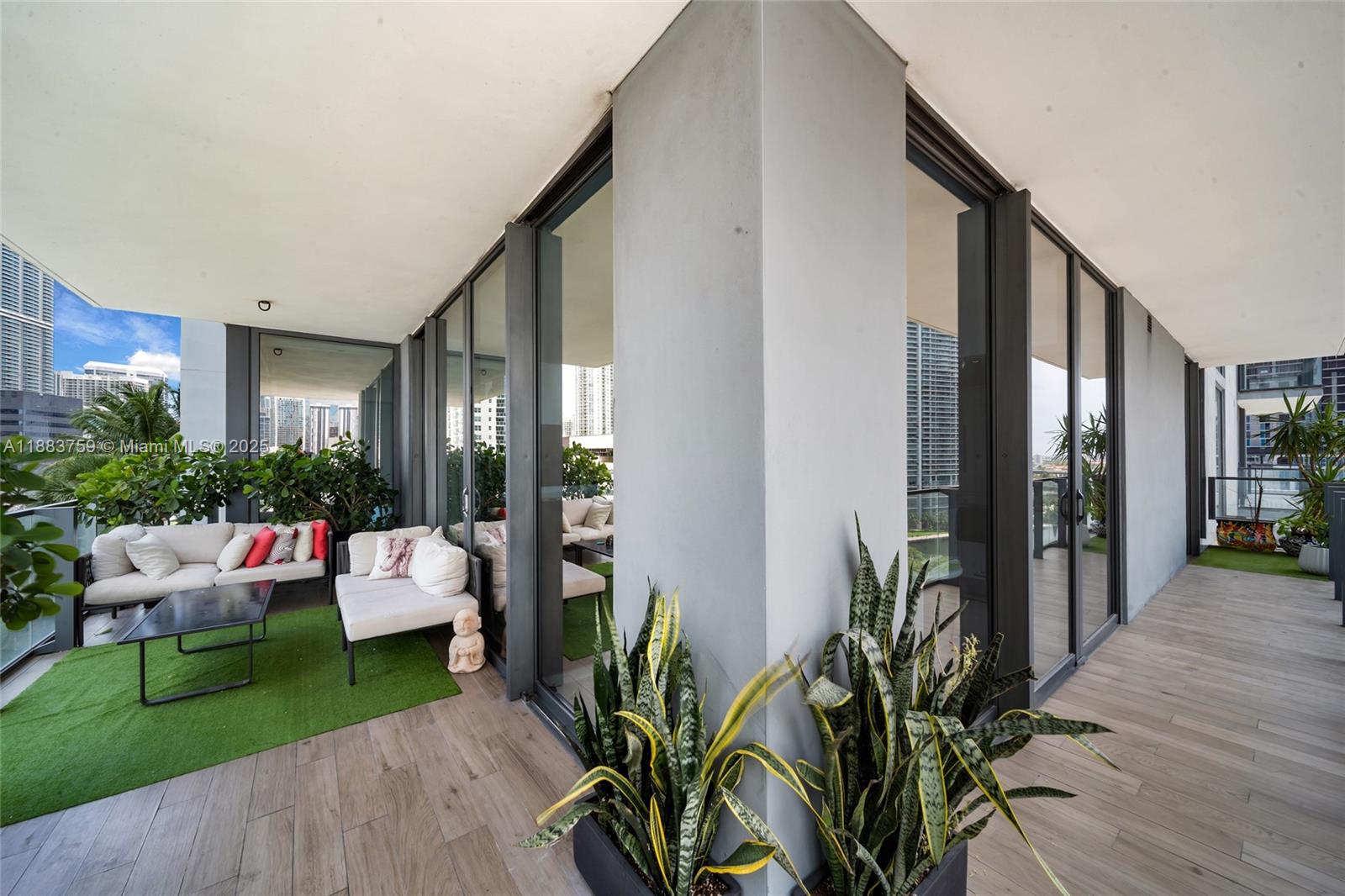 68 SE 6th St #811, Miami FL 33131