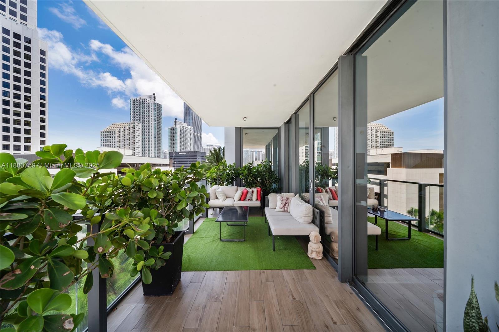 68 SE 6th St #811, Miami FL 33131