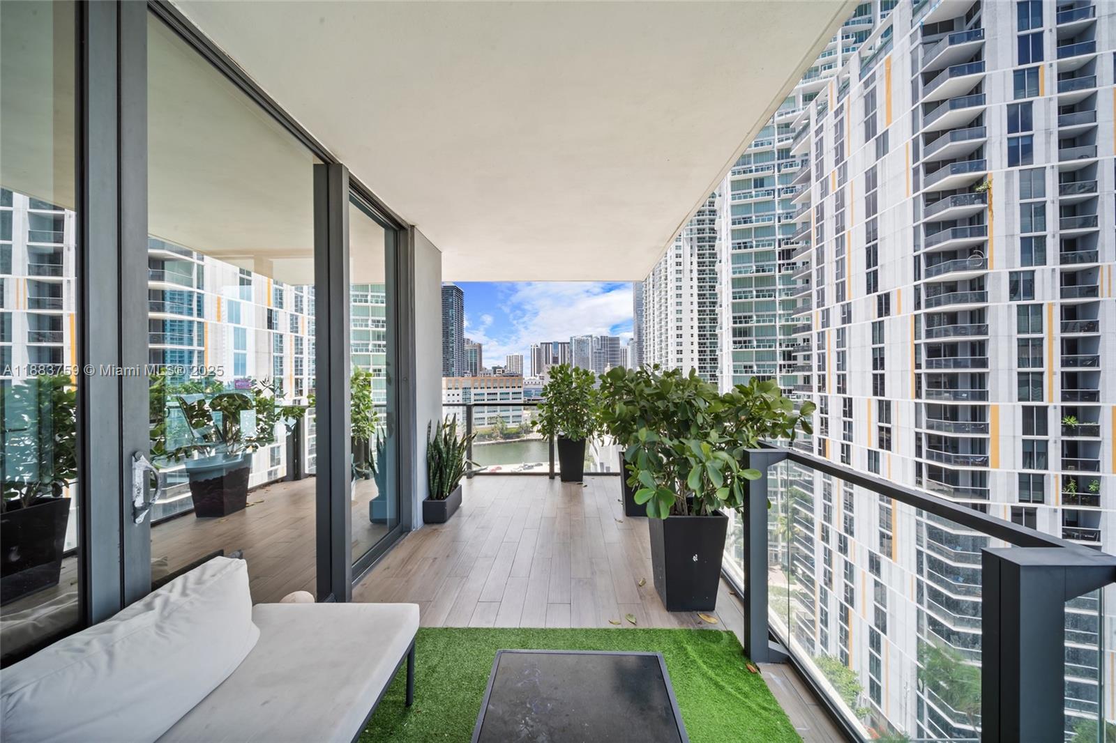 68 SE 6th St #811, Miami FL 33131