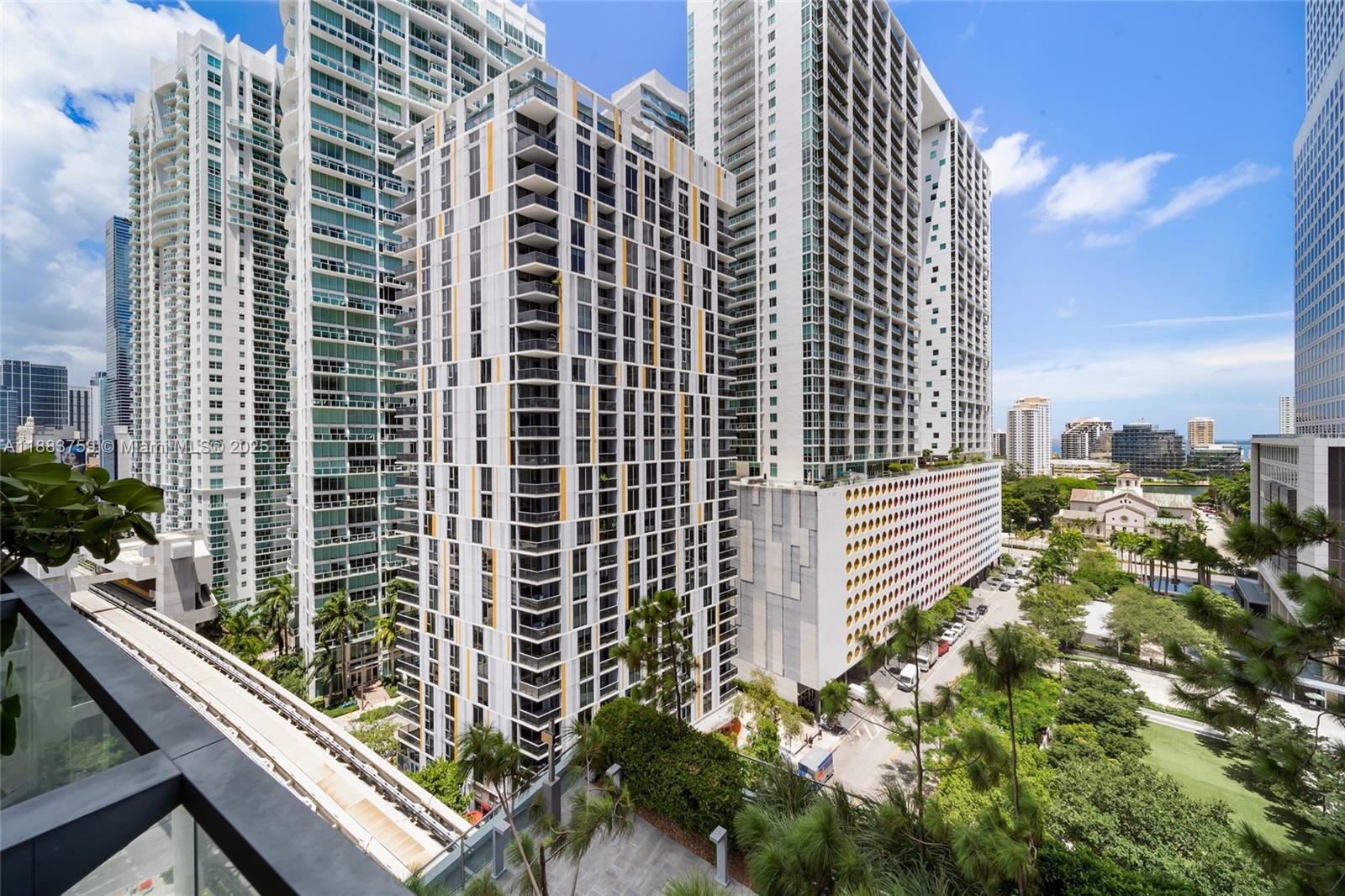 68 SE 6th St #811, Miami FL 33131