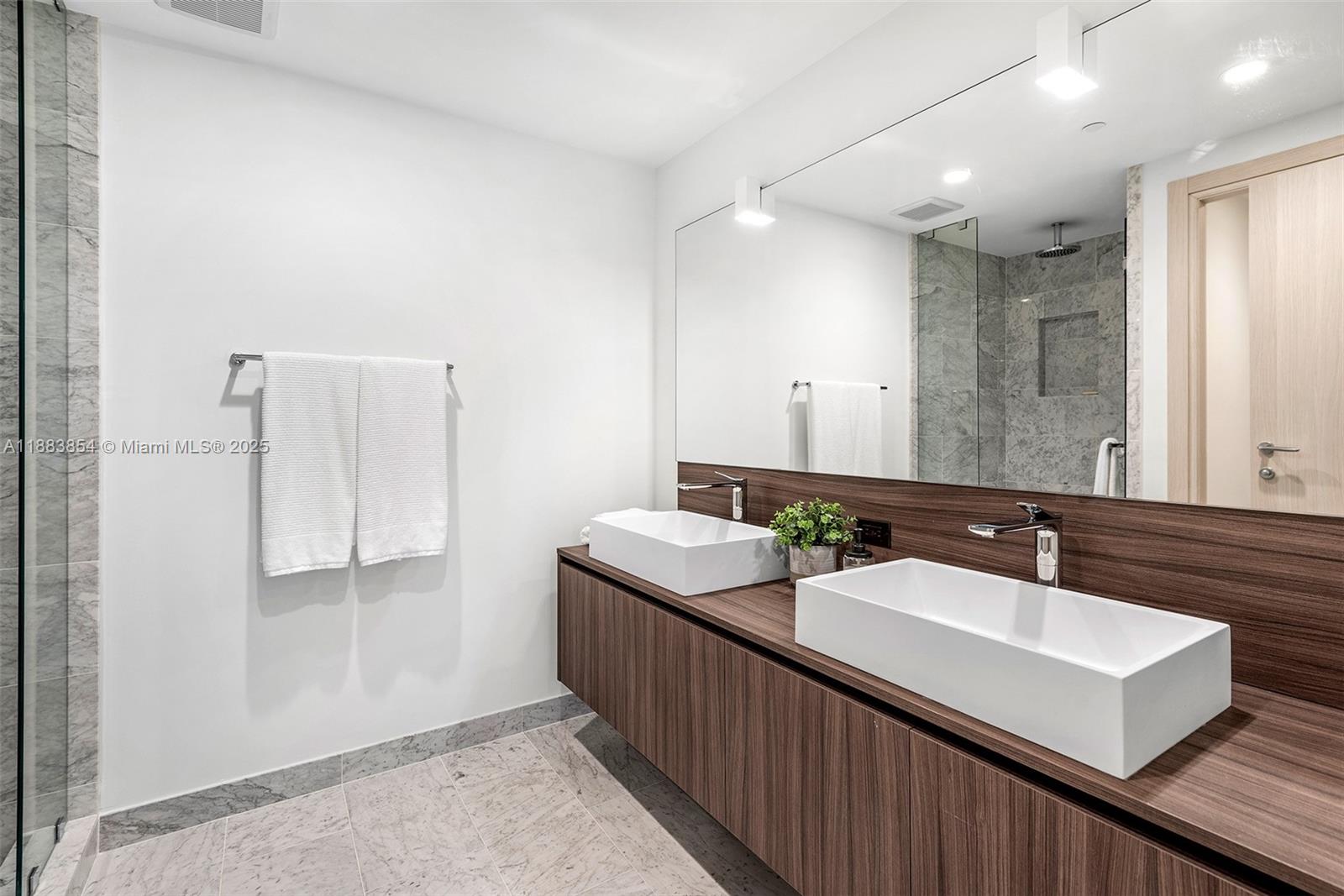 1000 Brickell Plz #4005, Miami FL 33131