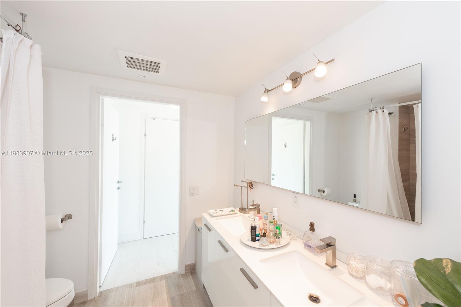 1300 Brickell Bay Dr #708, Miami FL 33131