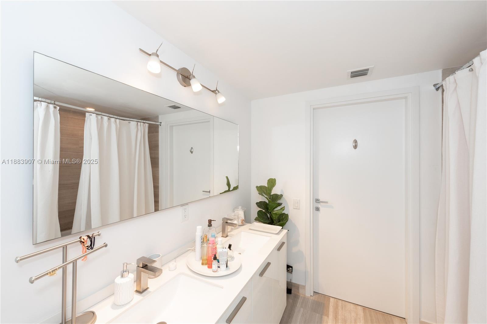 1300 Brickell Bay Dr #708, Miami FL 33131