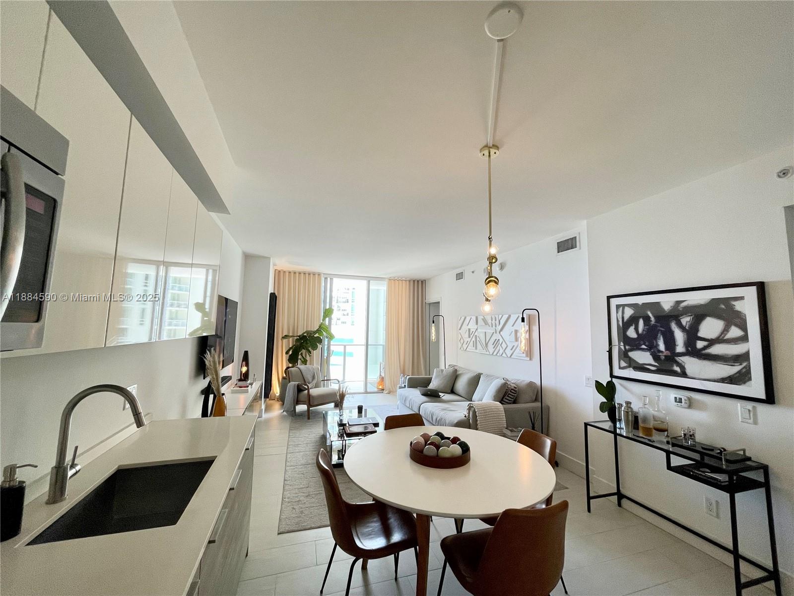 1300 Brickell Bay Dr #806, Miami FL 33131