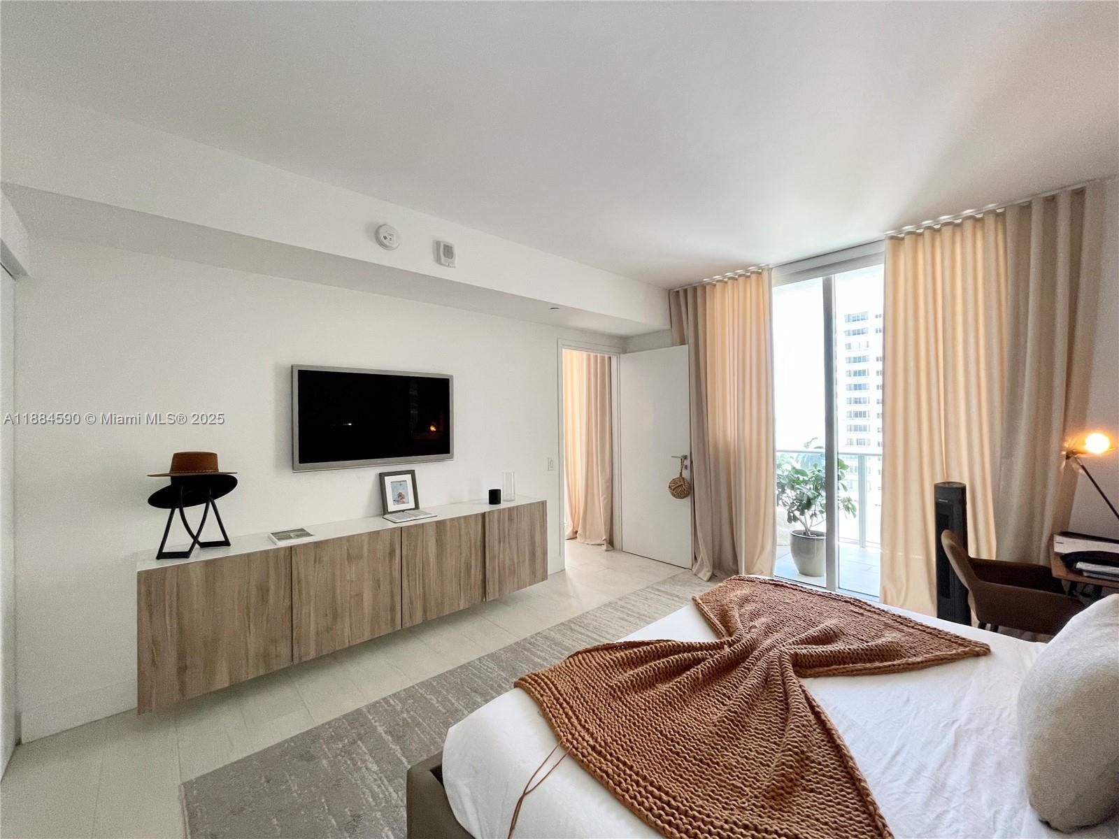 1300 Brickell Bay Dr #806, Miami FL 33131