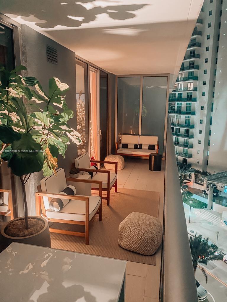 1300 Brickell Bay Dr #806, Miami FL 33131