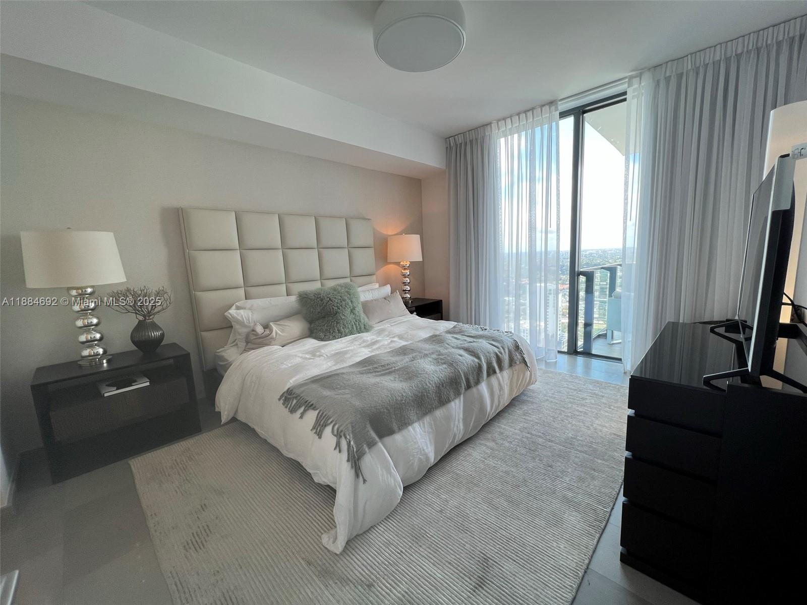 88 SW 7 #3506, Miami FL 33131