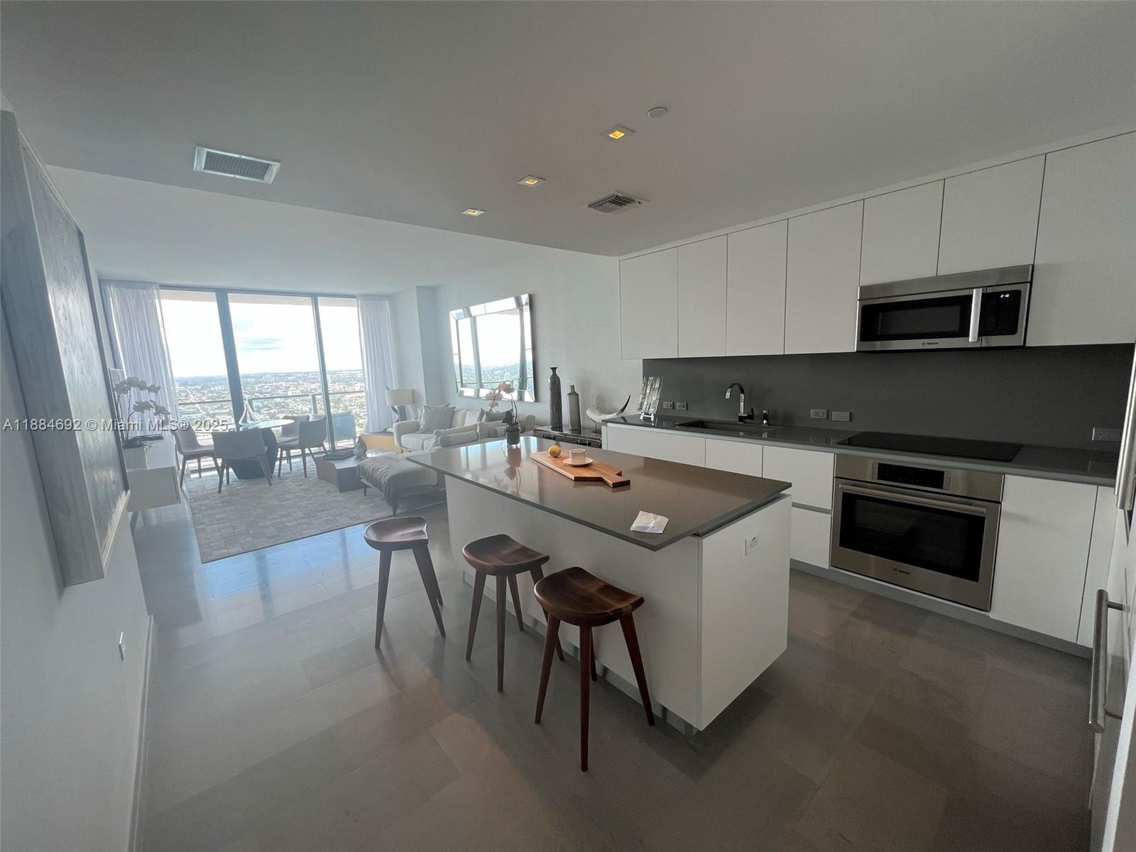 88 SW 7 #3506, Miami FL 33131