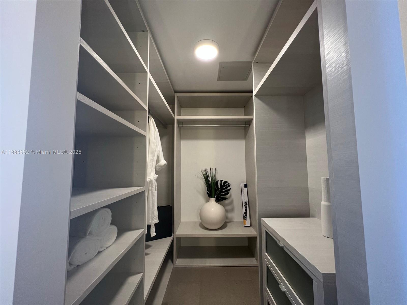 88 SW 7 #3506, Miami FL 33131