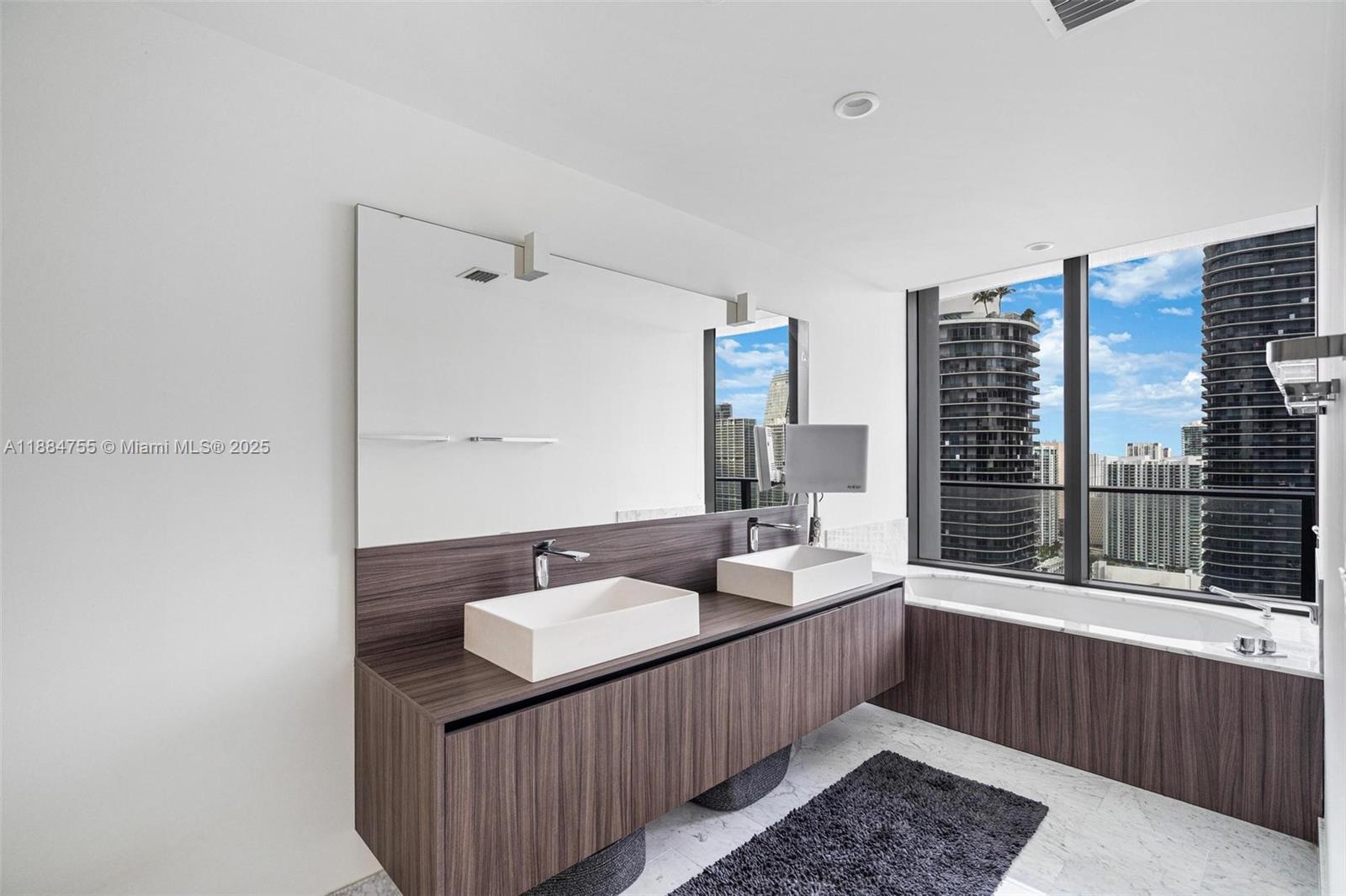 1000 Brickell Plz #4315, Miami FL 33131