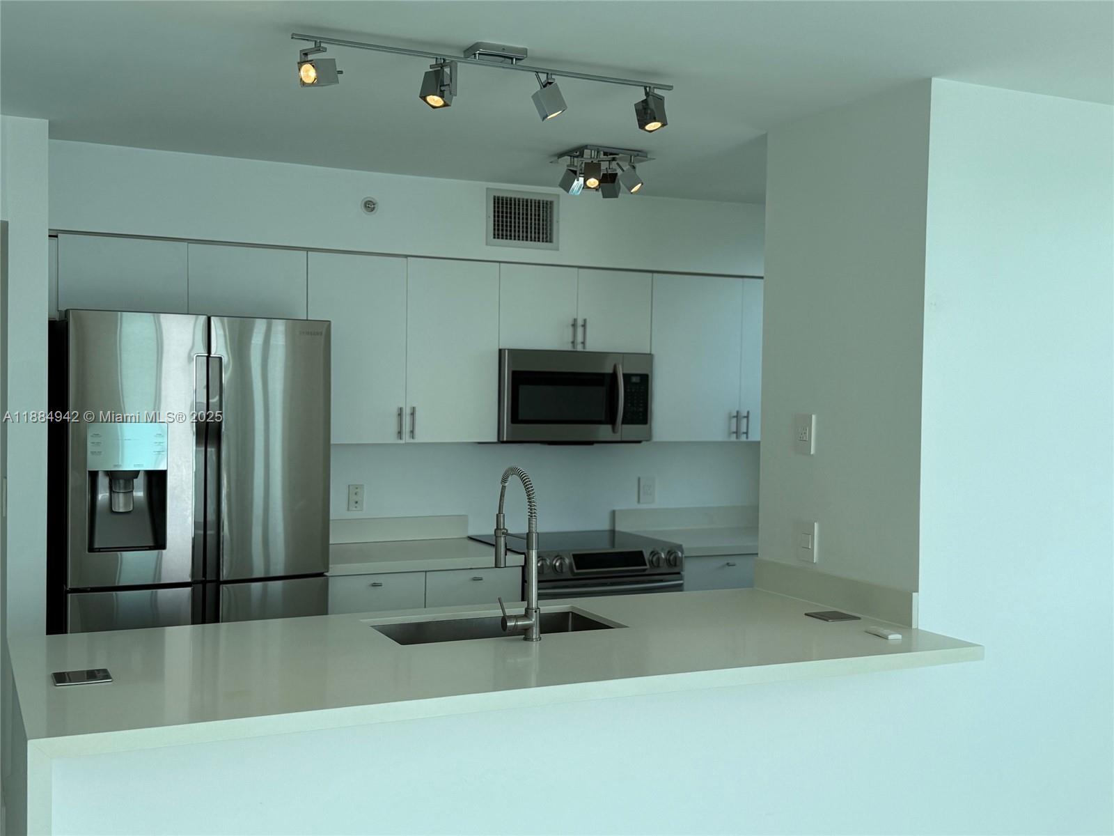 1155 Brickell Bay Dr #1210, Miami FL 33131