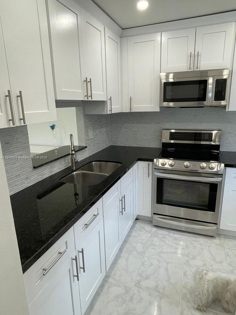 5051 W Oakland Park Blvd #204, Lauderdale Lakes FL 33313