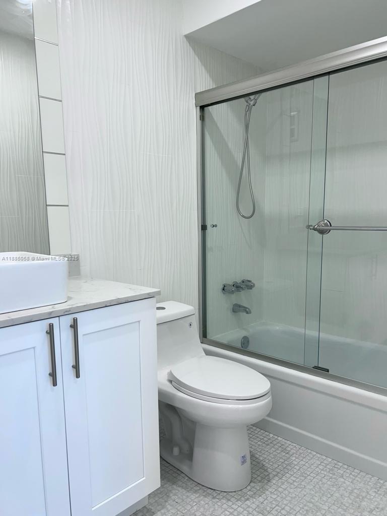 5051 W Oakland Park Blvd #204, Lauderdale Lakes FL 33313
