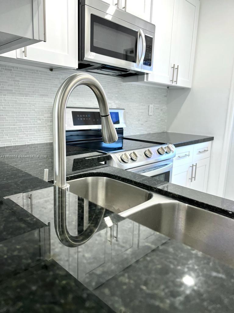 5051 W Oakland Park Blvd #204, Lauderdale Lakes FL 33313