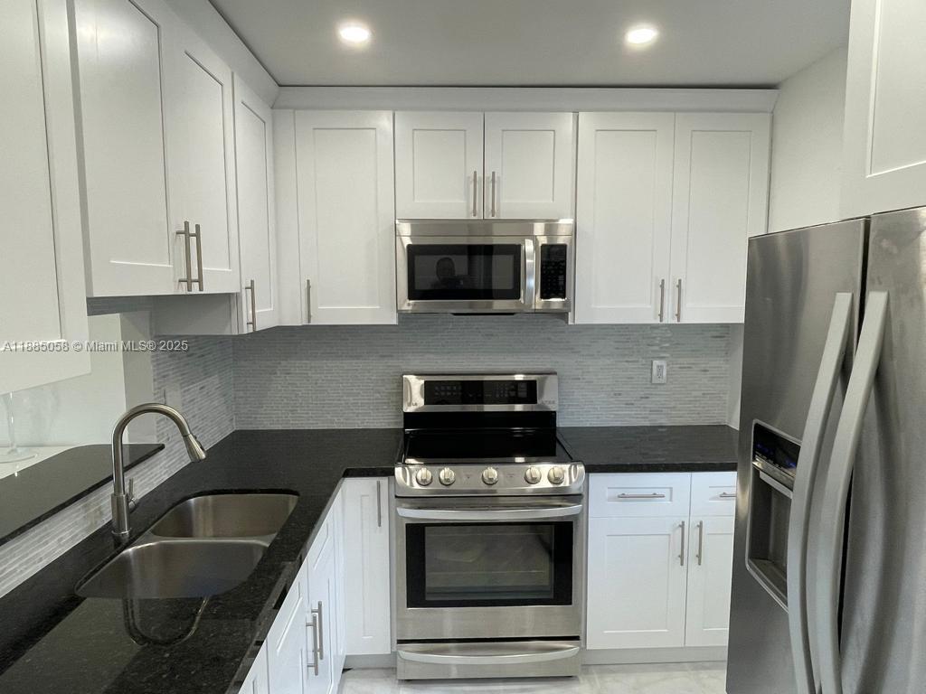 5051 W Oakland Park Blvd #204, Lauderdale Lakes FL 33313