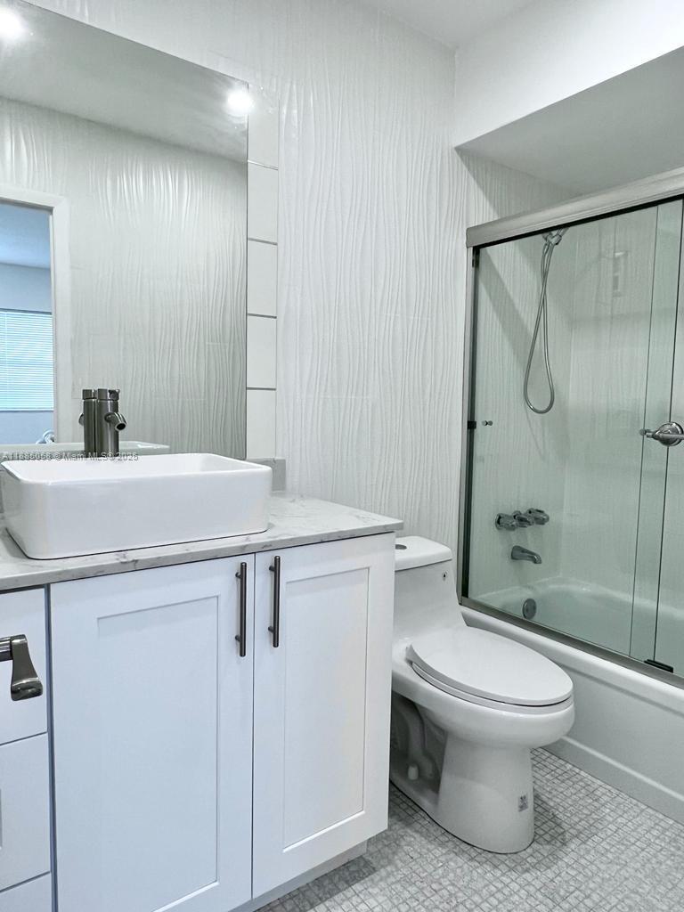 5051 W Oakland Park Blvd #204, Lauderdale Lakes FL 33313