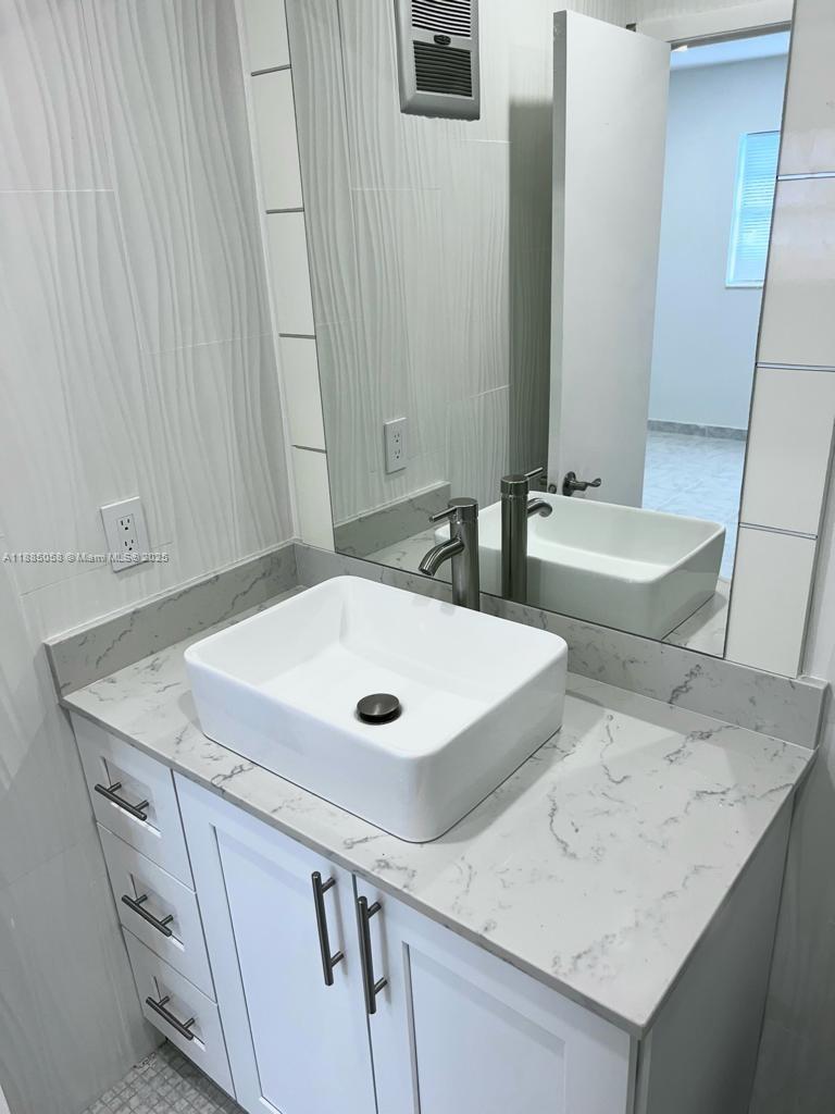 5051 W Oakland Park Blvd #204, Lauderdale Lakes FL 33313