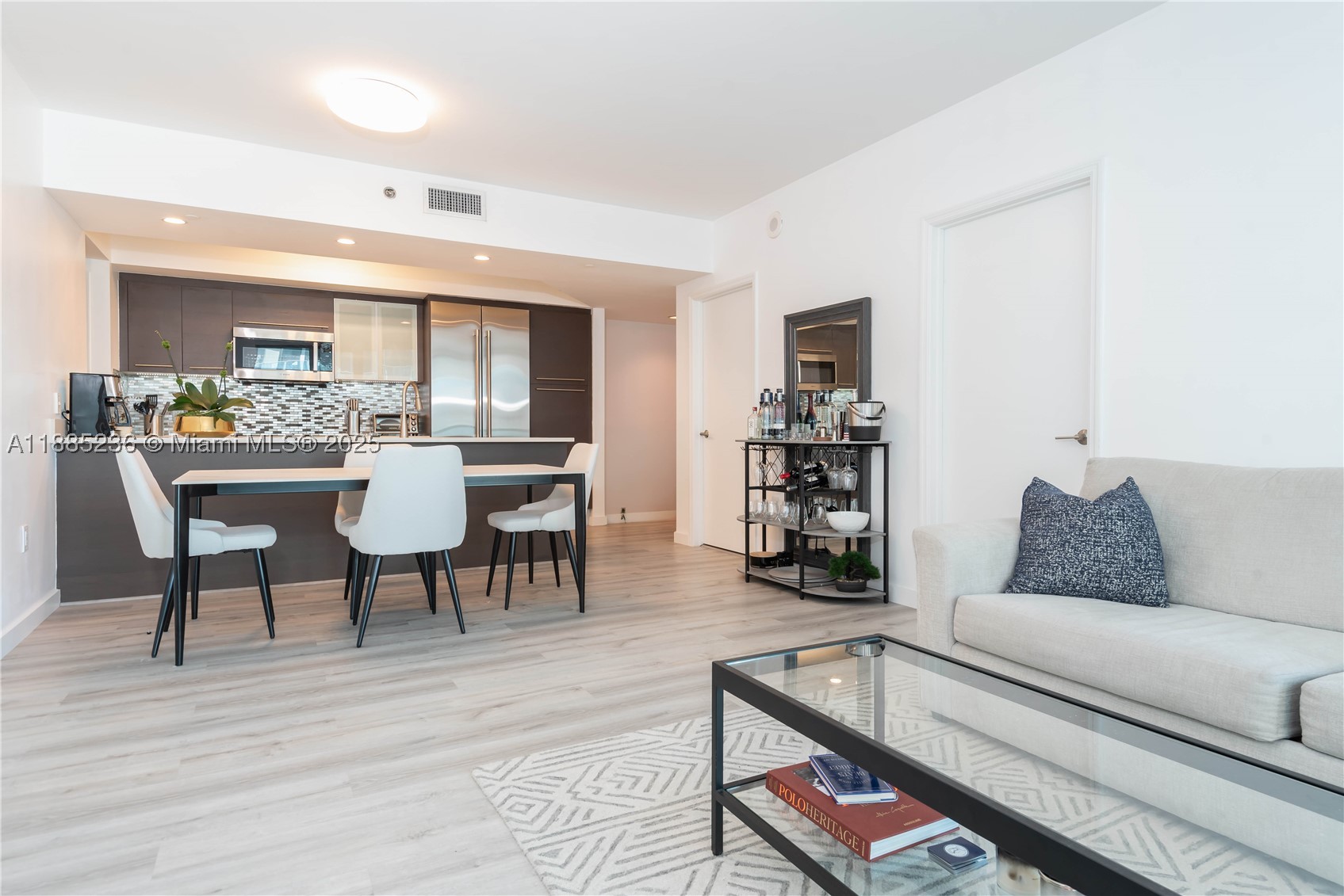 55 SE 6th St #3403, Miami FL 33131