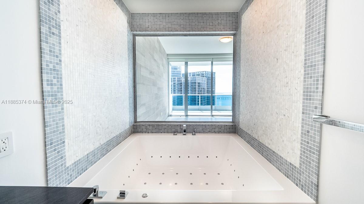 200 Biscayne Boulevard Way #5104, Miami FL 33131