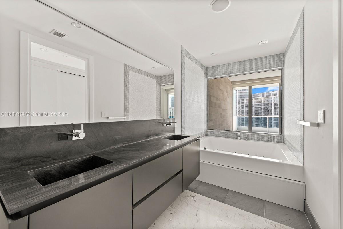 200 Biscayne Boulevard Way #5104, Miami FL 33131