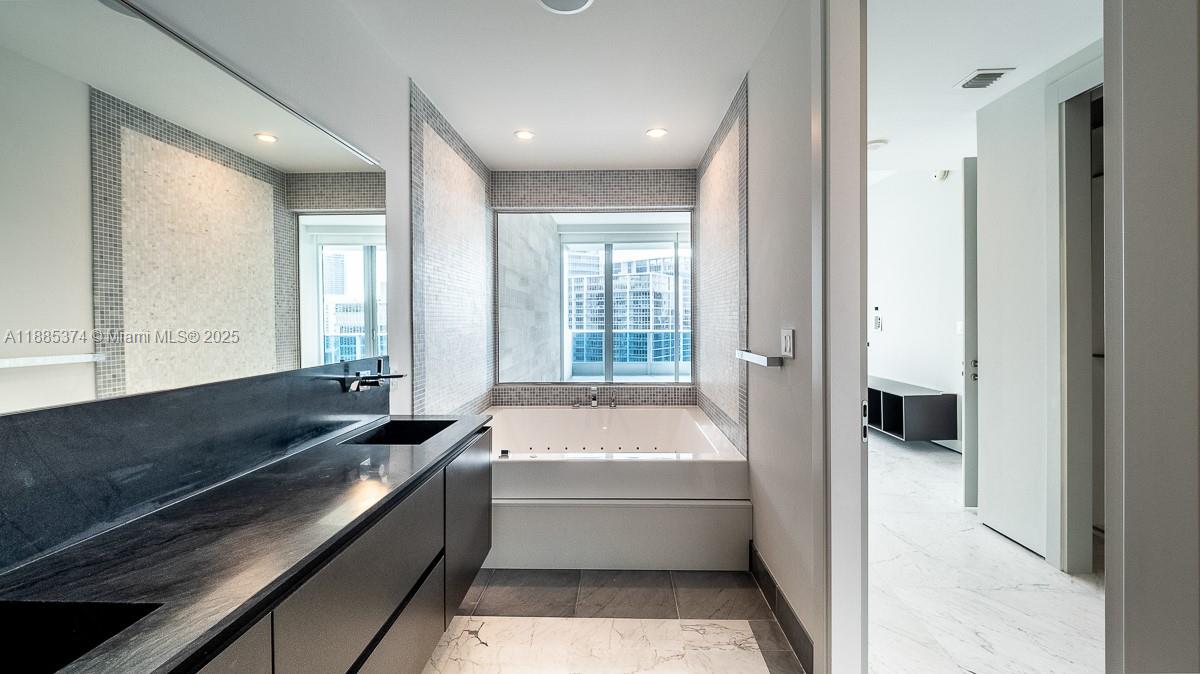 200 Biscayne Boulevard Way #5104, Miami FL 33131