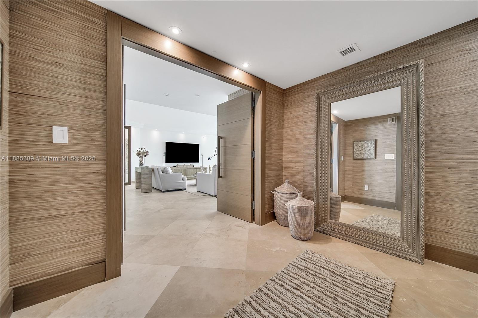 1000 S Pointe Dr #2202, Miami Beach FL 33139