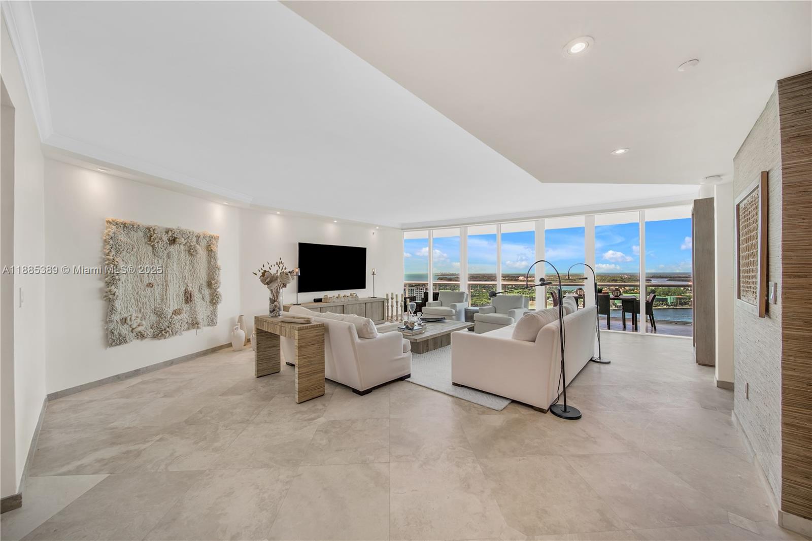1000 S Pointe Dr #2202, Miami Beach FL 33139