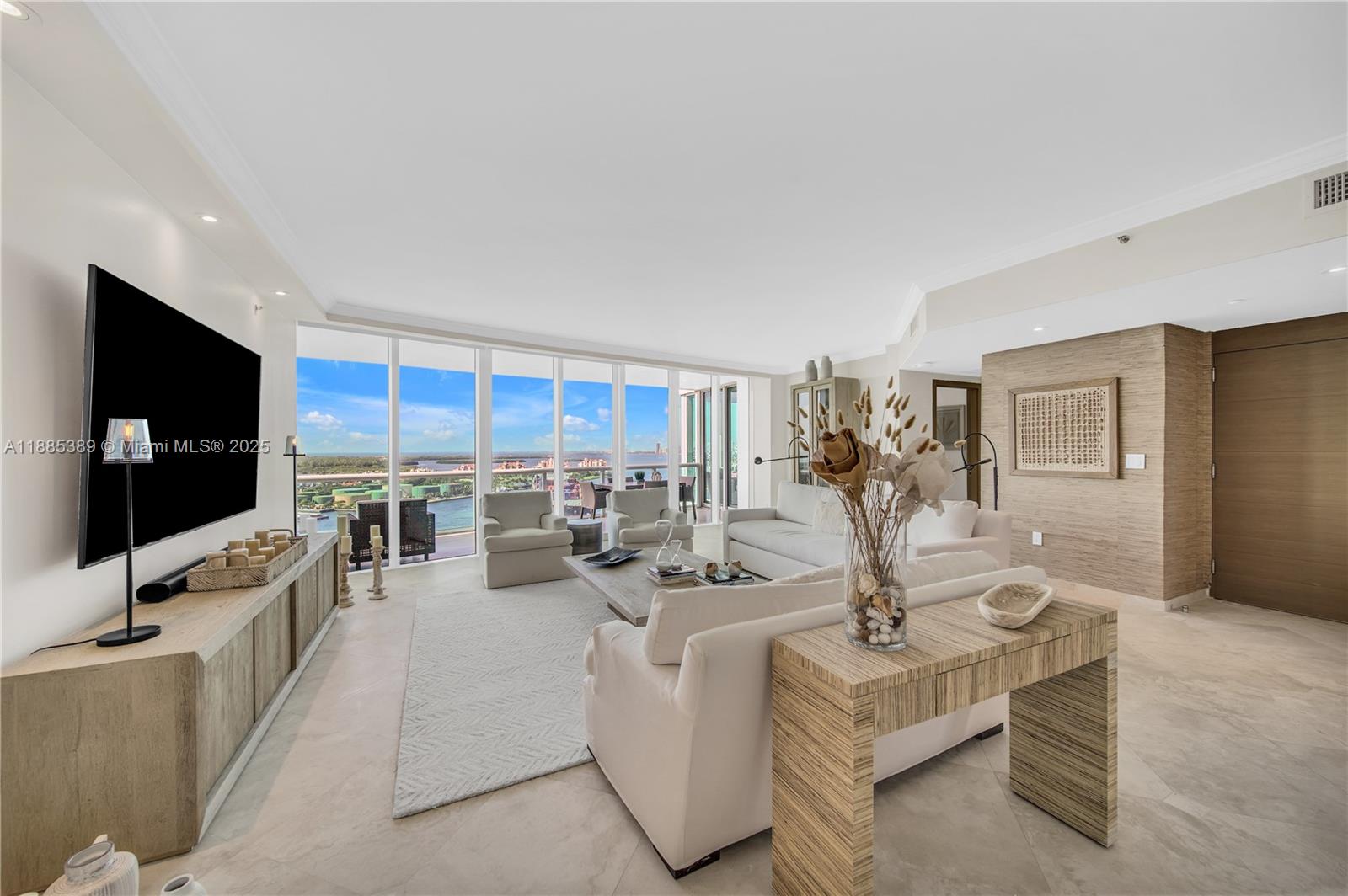 1000 S Pointe Dr #2202, Miami Beach FL 33139