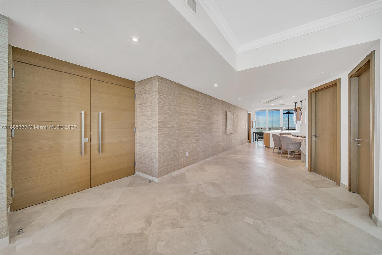 1000 S Pointe Dr #2202, Miami Beach FL 33139