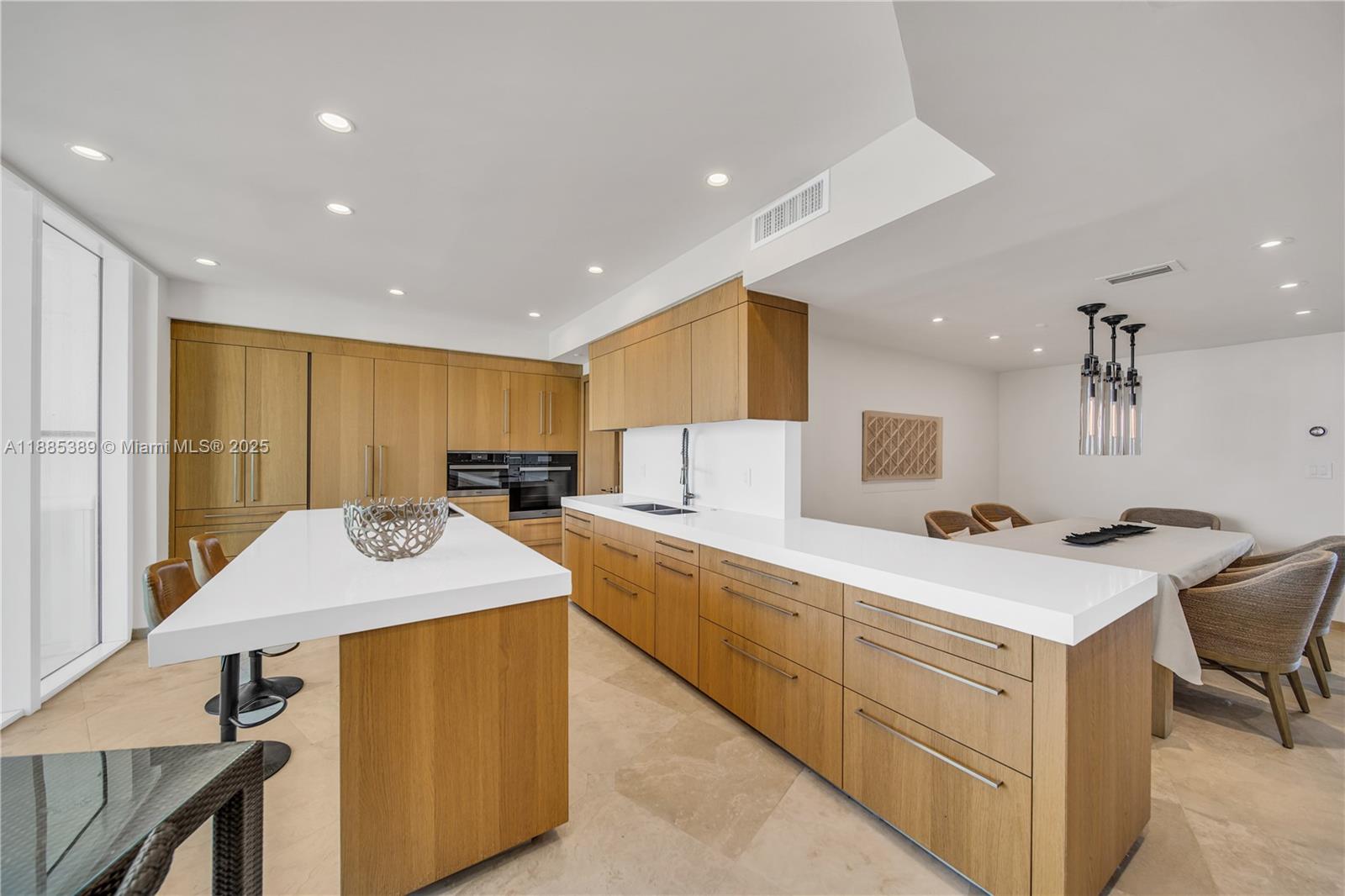 1000 S Pointe Dr #2202, Miami Beach FL 33139