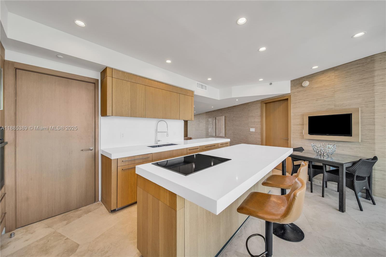 1000 S Pointe Dr #2202, Miami Beach FL 33139