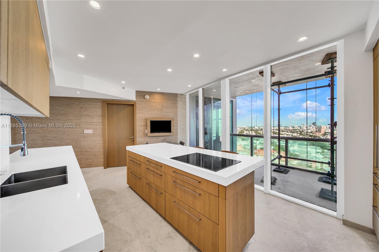 1000 S Pointe Dr #2202, Miami Beach FL 33139