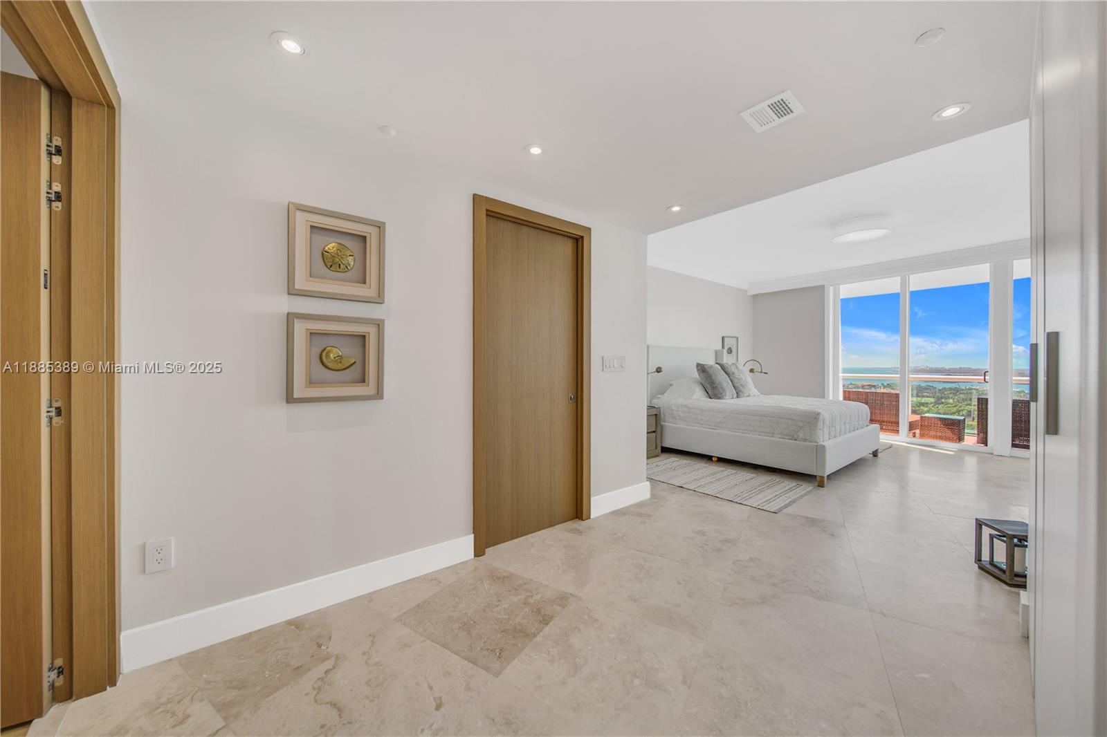 1000 S Pointe Dr #2202, Miami Beach FL 33139