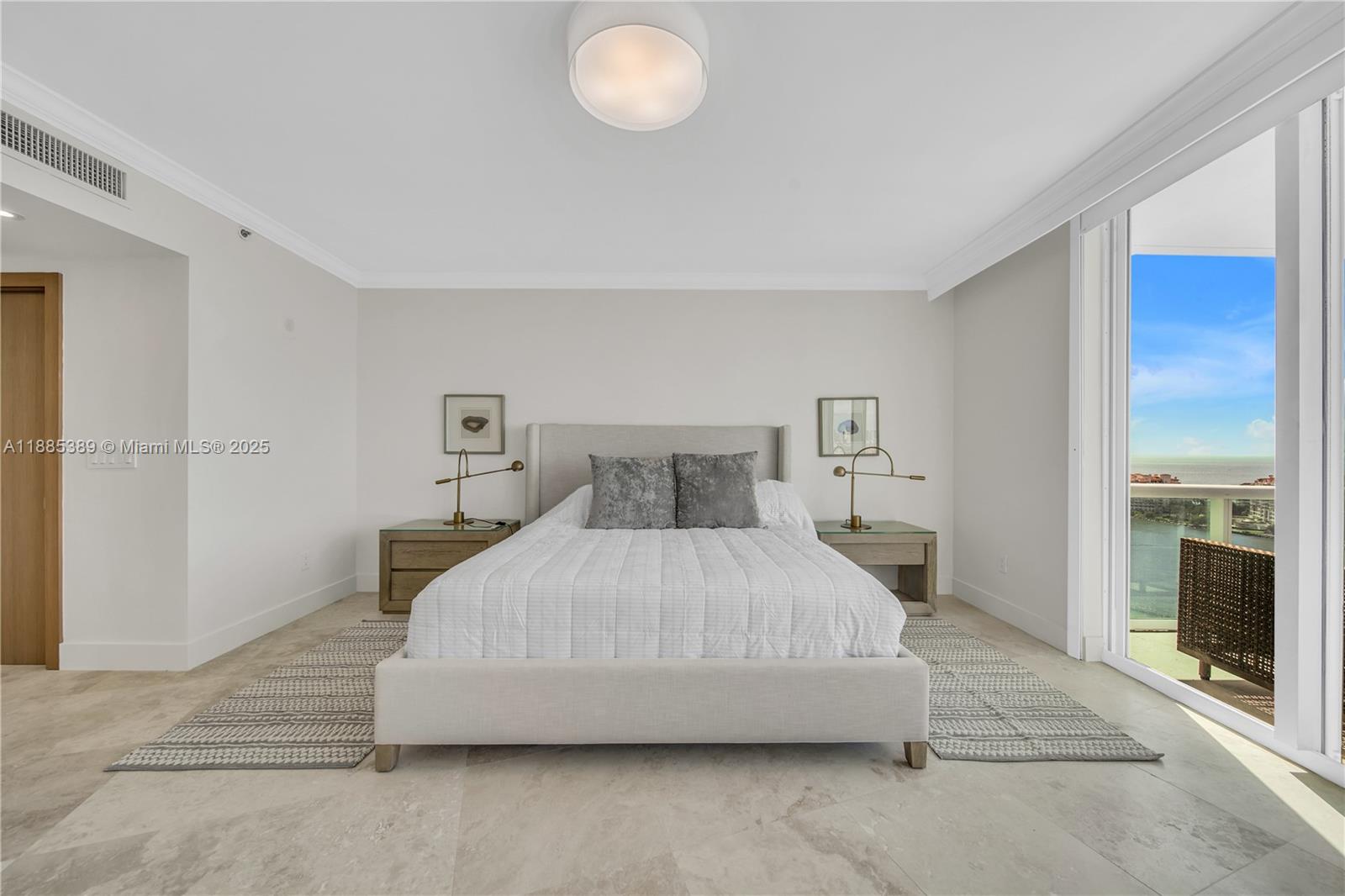 1000 S Pointe Dr #2202, Miami Beach FL 33139